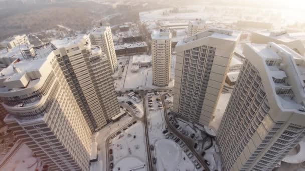 Complex van nieuwe residentiële flatgebouwen met balkons. Clip. Bovenaanzicht van het luxe wooncomplex bij zonsondergang — Stockvideo