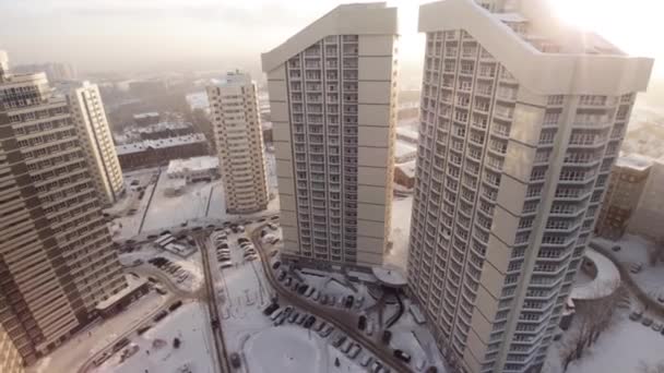 Complejo de nuevas viviendas de apartamentos con balcones. Clip. Vista superior del complejo residencial de lujo al atardecer — Vídeo de stock