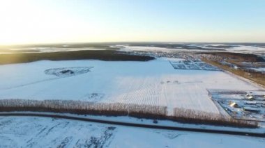 Üstten Görünüm doğada kış günbatımı. Görüntüleri. Panoramik manzaralı masal kış harikalar diyarı dağ manzarası kar ile kaplı ağaçlar ve dramatik bulutlar gökyüzünde güzel akşam