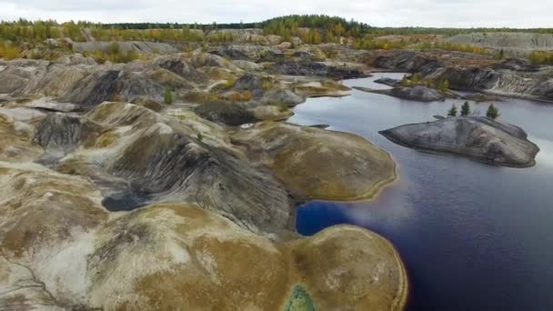 Malé jezero, pohled shora. Záběry. Malé jezero v hornaté oblasti. Panoramatický pohled skalnaté vrcholky hor kolem jezera — Stock video