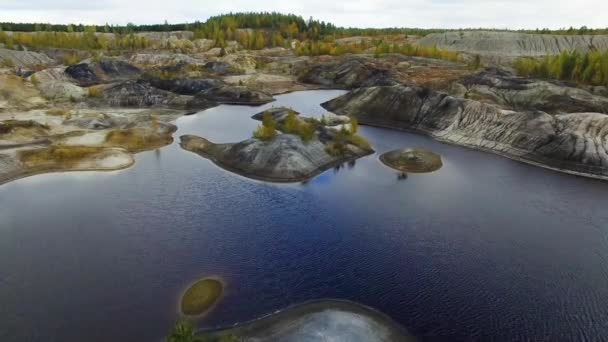 Liten sjö, ovanifrån. Footage. En liten sjö i ett bergigt område. Panoramautsikt över de klippiga bergstopparna runt sjön — Stockvideo