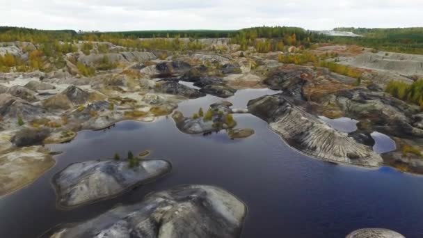 Liten sjö, ovanifrån. Footage. En liten sjö i ett bergigt område. Panoramautsikt över de klippiga bergstopparna runt sjön — Stockvideo