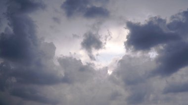 Arka plan bir gök gürültüsü fırtına öncesi karanlık bulutlar. Küçük. Bulutlar ve bulutlu hava bulutlarda. Dramatik sahne