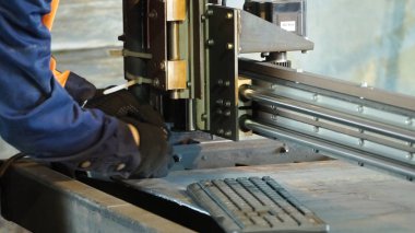 CNC Lazer plazma. Küçük. Lazer plazma kesim-metal işleme-üretim tesisi erkek işçi süren metal modern teknolojinin