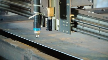 CNC Lazer plazma. Küçük. Lazer plazma kesim-metal işleme-üretim tesisi erkek işçi süren metal modern teknolojinin