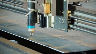 CNC Lazer plazma. Küçük. Lazer plazma kesim-metal işleme-üretim tesisi erkek işçi süren metal modern teknolojinin