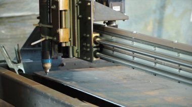 CNC Lazer plazma. Küçük. Lazer plazma kesim-metal işleme-üretim tesisi erkek işçi süren metal modern teknolojinin