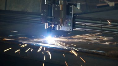 Üretimi için lazerli neşter. Küçük. Parlak ışık ile sac metal kesme sırasında lazer kesici makine