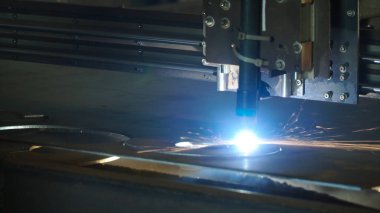 Endüstriyel lazer kesme meşale hazırlıklar metal keser. Küçük. Lazer kesici üretim. Endüstriyel cnc plazma kesim metal plaka