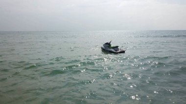 Deniz taşıtları ya da jet ski üzerinde deniz ve gün batımı arka plan suya. Jet Ski demirleyen deniz ot inanılmaz mavi arka plan, güzel manzara jet ski veya dalgalar ve güneş ile denizde deniz bisikleti ile