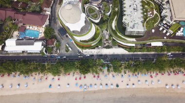 Plaja yakın arabalı yolda havadan görünümü. Video. Üstten Görünüm ile palmiye ağaçları bir Beach Caddesi'nin. Plaj veya sahil yolu üzerinde trafik havadan görünümü