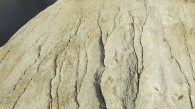 Kaba kesim minyatür kayalık uçurum yakın çekim detay. Doğa ve macera kavramı. sıcak kireç taşı doku. çatlaklar ile gri taş dokusuna kadar kapatın