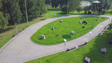 Üstten Görünüm içinde teraslı modern Bahçe tasarımı. Park yeşil çim ve yolları ile halkın yükseklikten görüntüleyin. Doğrudan yürüyüş yolları ve yeşil çim bir yaz parkta Üstten Görünüm