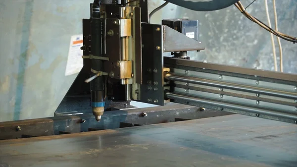 Plasma laser CNC. Clip. Découpe au plasma laser de la technologie moderne des métaux dans le processus à l'usine de fabrication de métaux ouvrier masculin — Photo