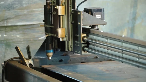 Plasma laser CNC. Clip. Découpe au plasma laser de la technologie moderne des métaux dans le processus à l'usine de fabrication de métaux ouvrier masculin — Photo