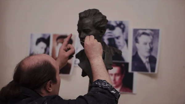 Scultore ha creato una figura di un uomo. Clip. L'uomo crea le proprie mani il busto di un uomo. Arte concettuale — Foto Stock