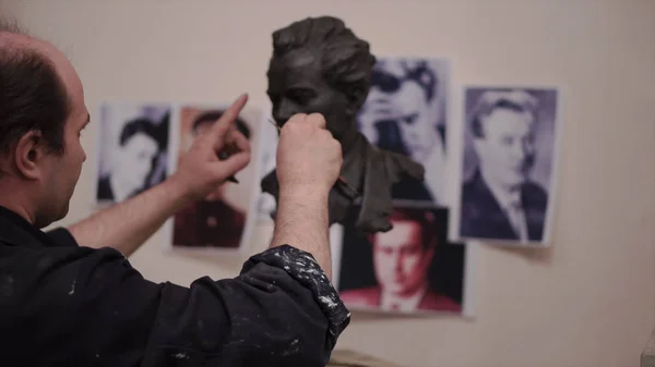 Scultore ha creato una figura di un uomo. Clip. L'uomo crea le proprie mani il busto di un uomo. Arte concettuale — Foto Stock