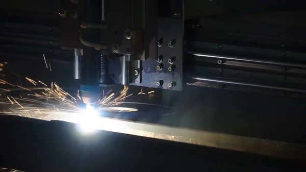 レーザー加工機の製造。クリップ。火花の光と板金を切断しながらレーザー カッター機 — ストック写真