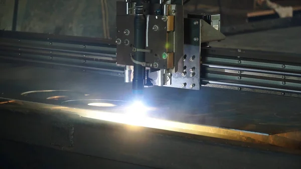 Cortador a laser para fabricação. Clipe. A máquina de corte a laser enquanto corta a chapa metálica com a luz de ignição — Fotografia de Stock