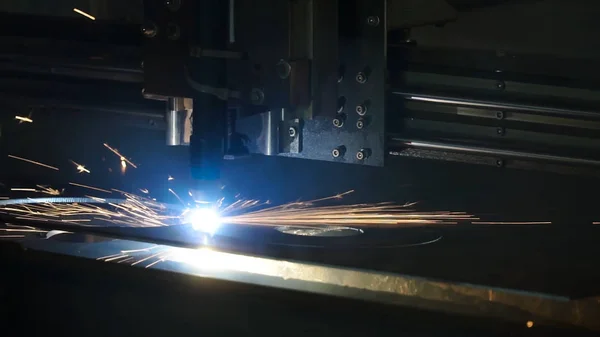 La antorcha de corte láser industrial corta preparaciones de metal. Clip. Cortador láser en la producción. Corte por plasma cnc industrial de placa metálica —  Fotos de Stock