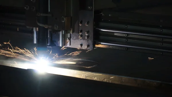 Cortador a laser para fabricação. Clipe. A máquina de corte a laser enquanto corta a chapa metálica com a luz de ignição — Fotografia de Stock