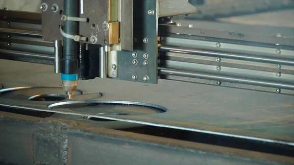 Coupe laser pour la fabrication. Clip. Découpeuse laser dans la production de tôle prête à l'emploi — Photo