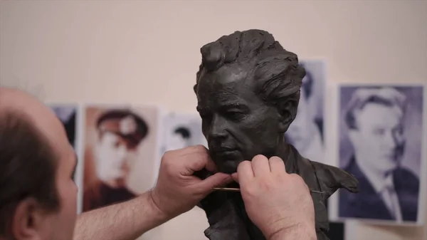 彫刻家は男の姿を作り出した。クリップ。人間は自分の手で男の胸像を作る。コンセプトアート — ストック写真