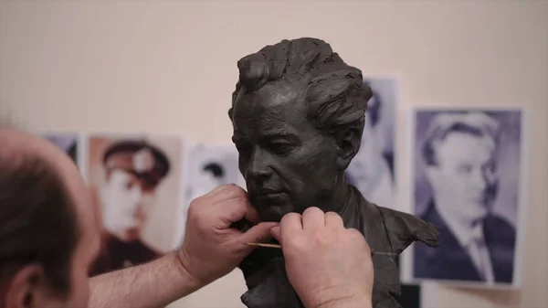 O Escultor criou uma figura de homem. Clipe. O homem cria as próprias mãos o busto de um homem. Arte conceitual — Fotografia de Stock