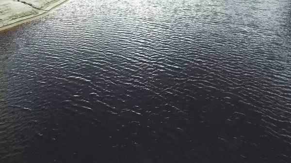 Blick von oben auf die Insel im schönen blauen See. Filmmaterial. Blick auf das Seeufer im Herbst — Stockfoto