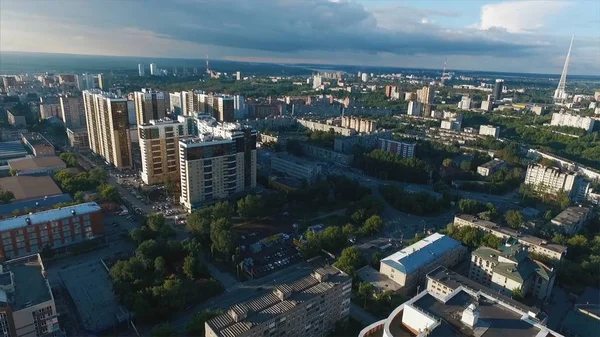 Концепція бізнесу та культури - панорамний сучасний міський краєвид пташиного польоту під вражаючим сонцем та ранковим блакитним хмарним небом. Кліп — стокове фото