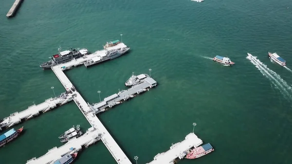 Bovenaanzicht Marine station privé snelheid boten zeehaven in Marine station complex, Pattaya City, Chonburi provincie, landschap Thailand. Luchtfoto van Tour haven in Pattaya, Thailand. — Stockfoto