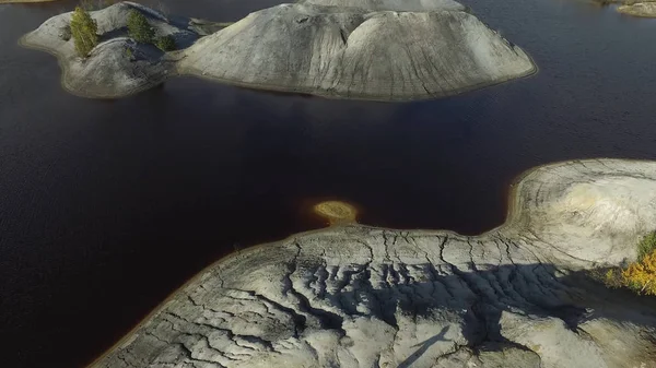 Flygfoto på vackert landskap med öar, klippor och sjön bakgrund. Footage. Fantastisk natur landskap över sjön med berg och öar. Panoramautsikt över floden — Stockfoto