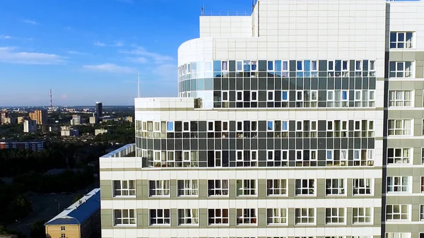 Vue aérienne sur un immeuble d'habitation ou un immeuble avec reflet solaire. Clip. Grand immeuble moderne blanc vue du ciel , — Photo