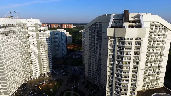 Vue aérienne sur un immeuble d'habitation ou un immeuble avec reflet solaire. Clip. Grand immeuble moderne blanc vue du ciel , — Photo