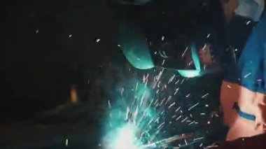 Kaynakçı demir çelik metal sanayi içinde işte. Küçük. Kaynakçı fabrika içinde işte. Bir metal atölyesinde Kaynak Kaynakçı