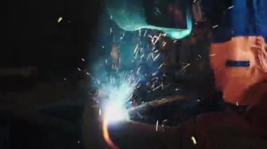 Kaynakçı demir çelik metal sanayi içinde işte. Küçük. Kaynakçı fabrika içinde işte. Bir metal atölyesinde Kaynak Kaynakçı
