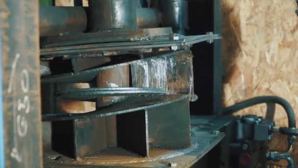 Moulage de pièces de roues par presse dans l'usine automobile. Clip. Travailleur commande outil et changer les blancs sous presse à la main 