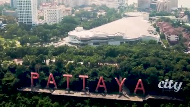 Vista aérea de Pattaya, Tailandia. Pattaya City Sign - Vista aérea. Vista aérea Símbolo de etiqueta de Pattaya en Tailandia — Vídeos de Stock