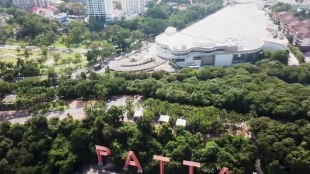 Вид с воздуха на Паттайю, Таиланд. Знак города Паттайя - вид с воздуха. Вид с воздуха Символ Паттайи в Таиланде — стоковое видео