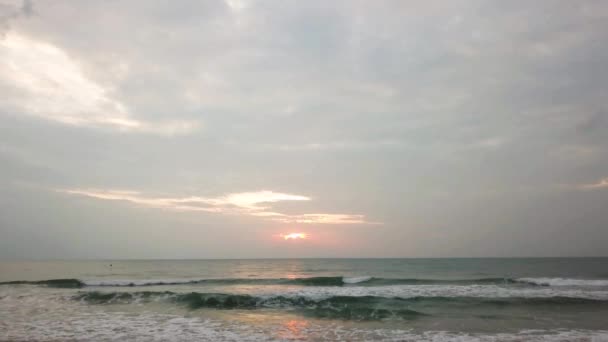 Hermosa puesta de sol en el mar. Ola de mar tropical brillante en la arena dorada de la playa en la luz del atardecer. Colorido amanecer sobre el mar. Composición natural. Hermosa puesta de sol en la costa del mar . — Vídeos de Stock