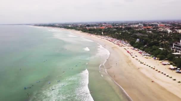 Meer mit weißem Sandstrand. Luftaufnahme von oben. Meereswellen. Sandstrand Antenne, Draufsicht auf einen schönen Sandstrand Luftaufnahme mit den blauen Wellen, die in das Ufer rollen. weiche Welle des Meeres — Stockvideo