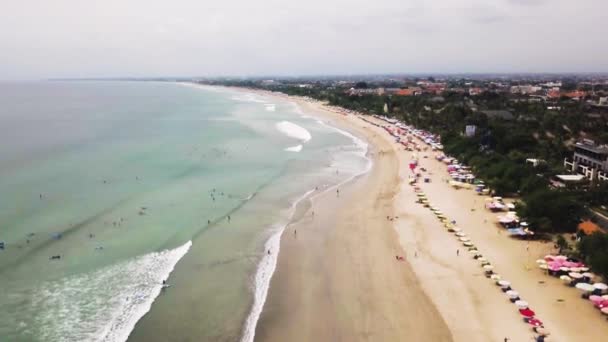 Mer avec une plage de sable blanc. Vue aérienne d'en haut. Des vagues. Vue aérienne de la plage de sable, vue de dessus d'une belle plage de sable avec les vagues bleues se déversant dans le rivage. Douce vague de la mer 