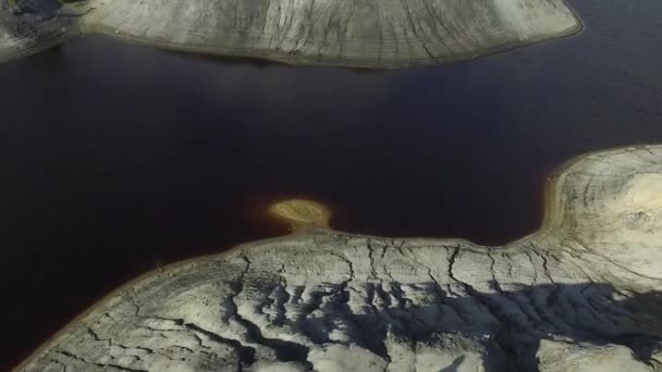 Widok z lotu ptaka na piękny krajobraz z wysp, skał i jezioro tła. Materiał filmowy. Niesamowity krajobraz Natura Jezioro góry i wyspy. Panoramiczny widok na rzekę — Wideo stockowe