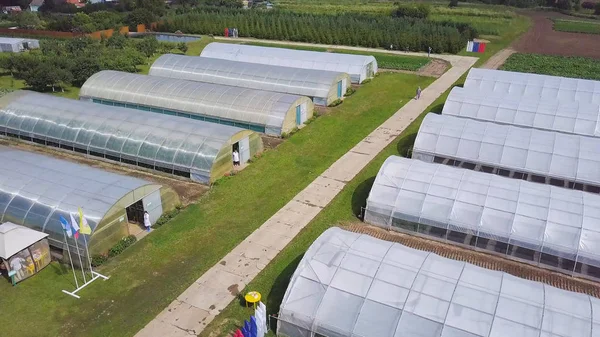 田舎の上空撮。農場労働者は、野菜や果物、ハーブを育てるための準備します。クリップ。耕栽培のフィールド、緑の芝生の様子野菜畑の鳥の目のビュー. — ストック写真