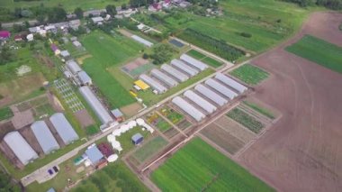Havadan görünümü kırsal yukarıda. Tarım işçileri sebzeler, meyveler ve otlar büyüyen için hazırlanıyor. Küçük. Sürülmüş, ekili alanlar, yeşil çim bir sahne. Kuş bakışı görünüme sebze alanlarının.