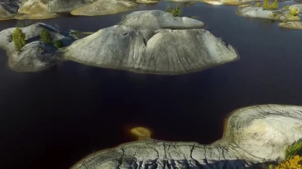 Vista aérea sobre hermoso paisaje con islas, rocas y fondo del lago. Filmación. Increíble paisaje natural de lago con montañas e islas. Vista panorámica del río — Vídeo de stock