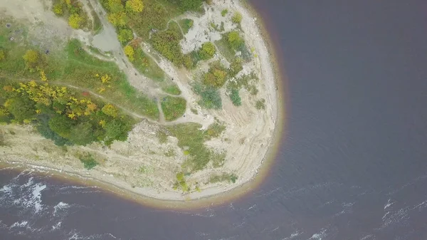 Vista aérea en el borde de la península. Clip. Vista superior de la imagen aérea desde el dron de una impresionante hermosa playa de paisaje marino con agua turquesa. Vista aérea de la playa de la isla — Foto de Stock