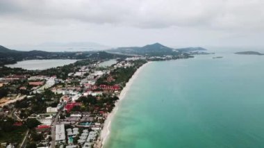 Siyah volkanik beach ile okyanus ile temiz kıyısında dalgaları yukarıdan yaz tatili için ev sahipliği yapmaktadır. Video. Hava sahne güzel deniz masmavi su dalgaları ile çekim