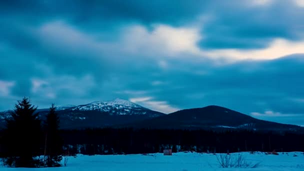 Picos de nieve Montañas Naturaleza Paisaje de fondo Timelapse. Vídeo. Nubes moviéndose en Blu sky Panorama. Montaña invernal al atardecer sobre nubes en un valle. Atardecer montaña de invierno, timelapse — Vídeo de stock