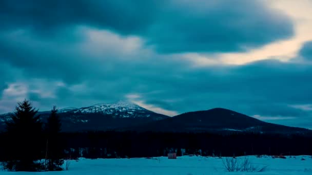 Pics de neige Montagnes nature Contexte paysage Timelapse. Vidéo. Nuages se déplaçant dans Blu ciel Panorama. Montagne d'hiver au coucher du soleil sur les nuages dans une vallée. Coucher de soleil hiver montagne, timelapse 